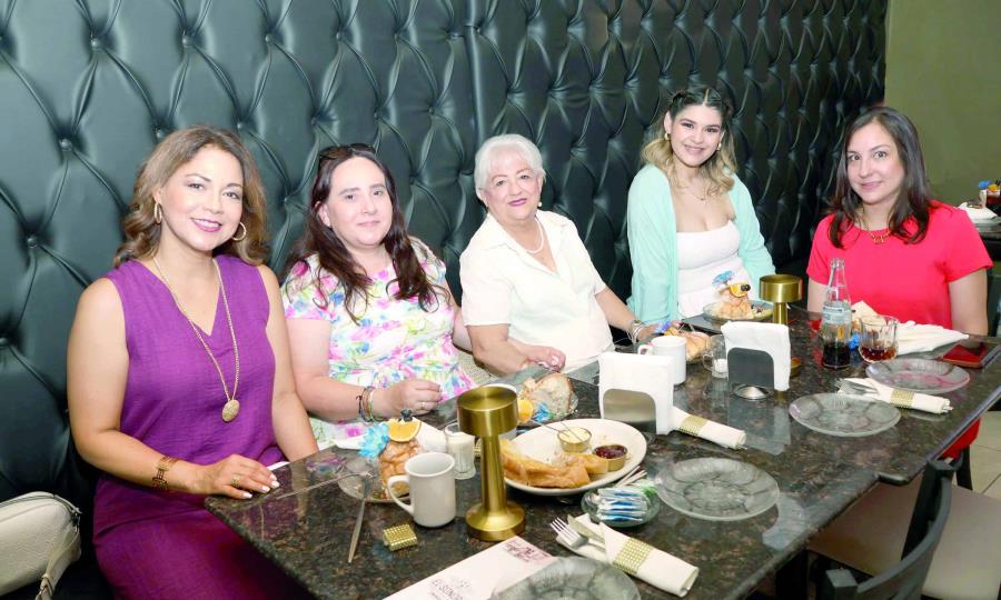 Familia González Pinto Celebra la Dulce Espera de Emilio