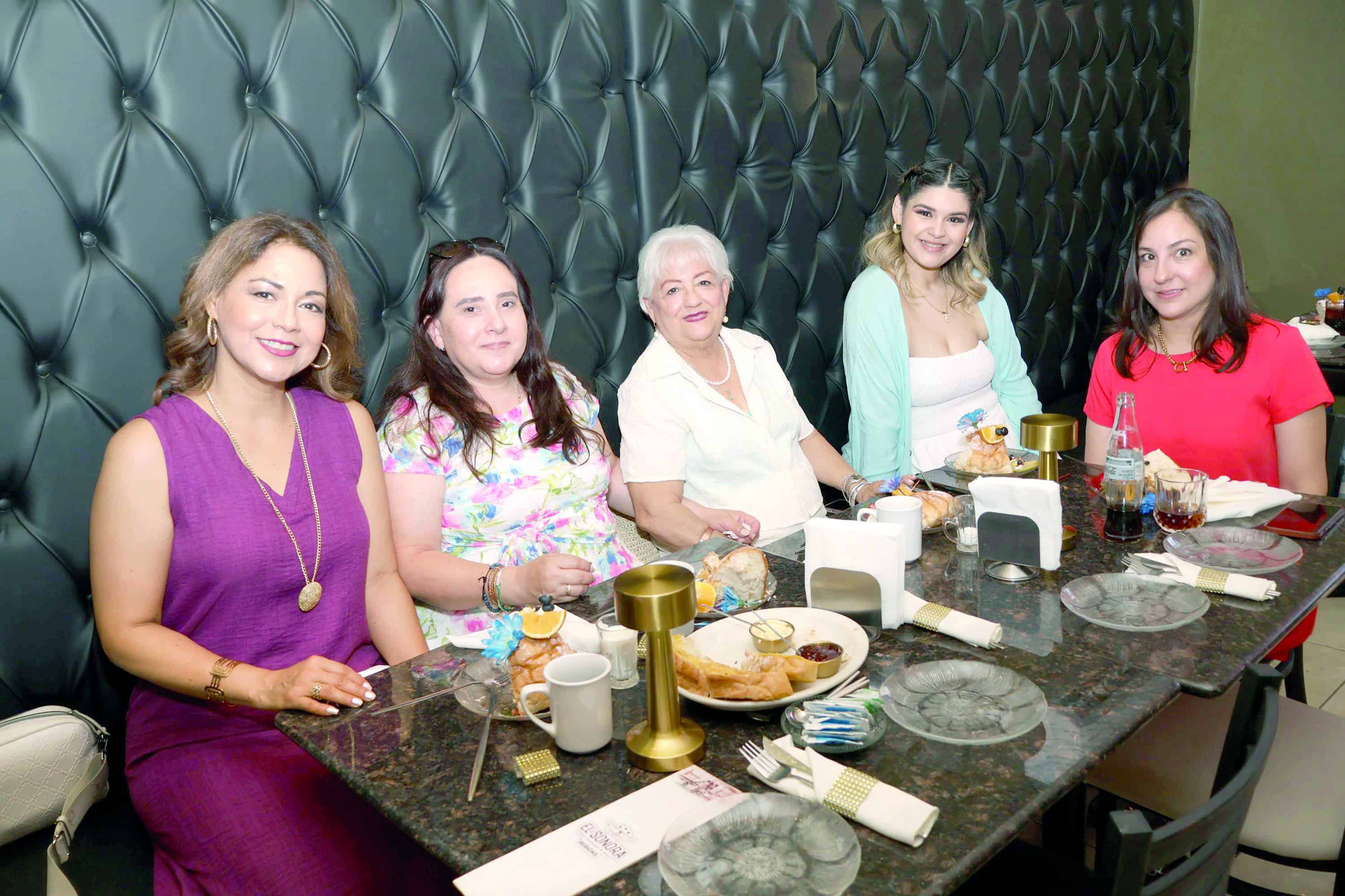 Familia González Pinto Celebra la Dulce Espera de Emilio