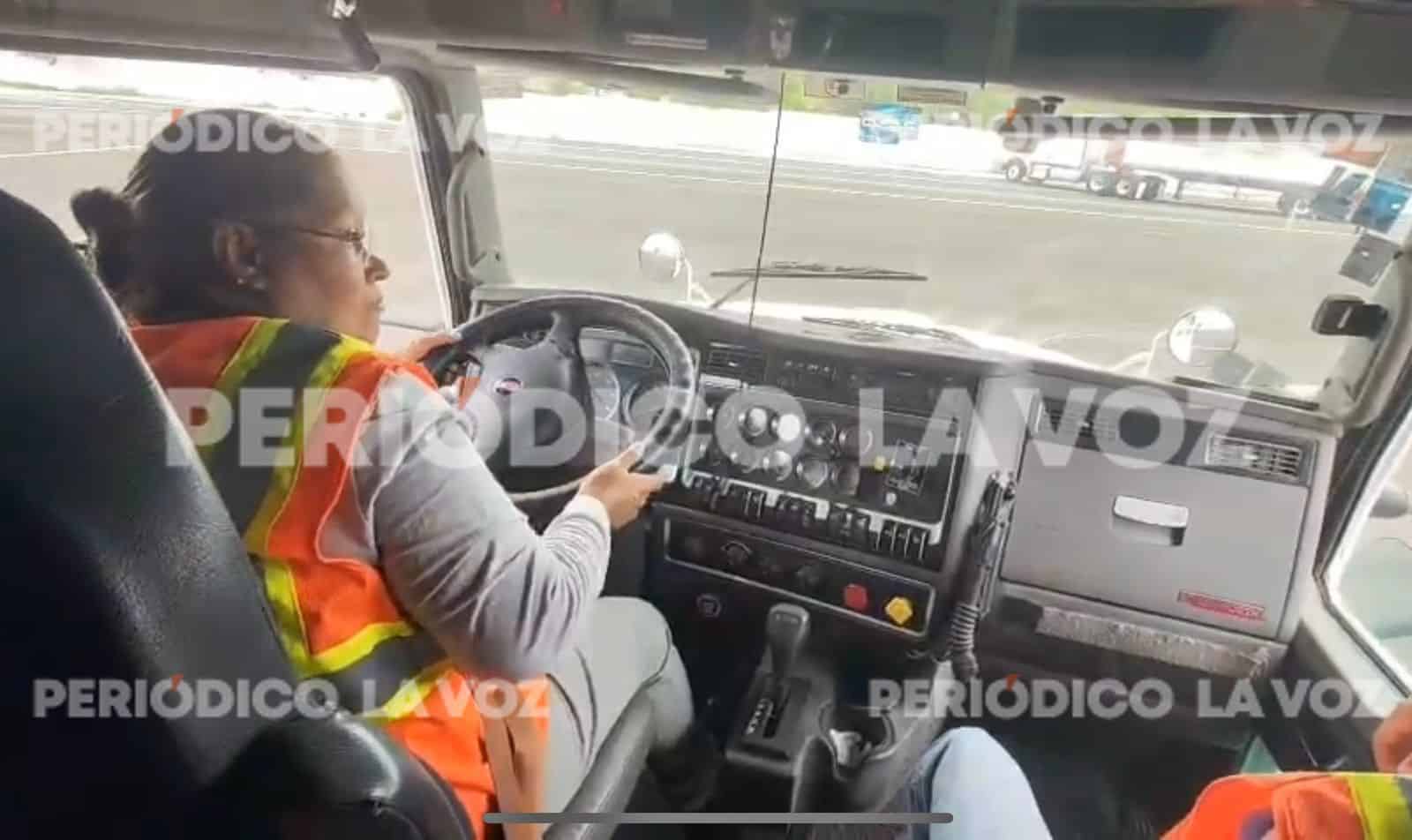 María Estefana: La Mujer que Rompe Estereotipos al Convertirse en Trailera a los 50 Años