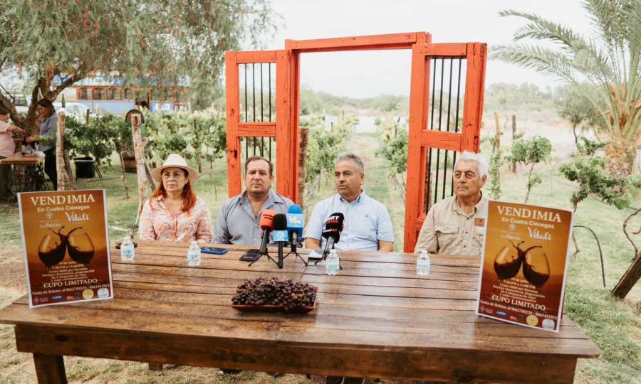 Alcalde Víctor Manuel Leija Vega participa en vendimia de vinos en Cuatro Ciénegas