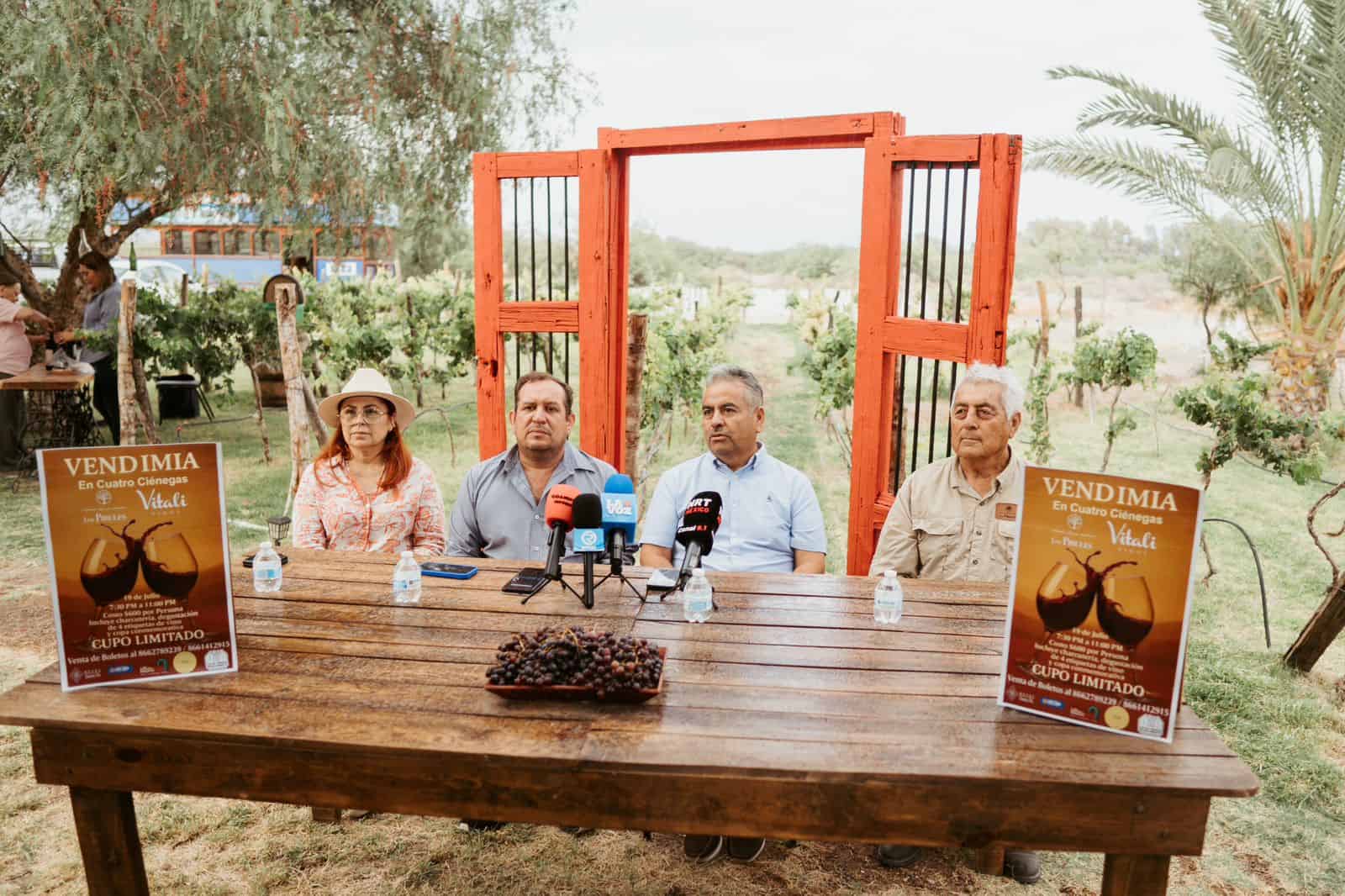 Alcalde Víctor Manuel Leija Vega participa en vendimia de vinos en Cuatro Ciénegas