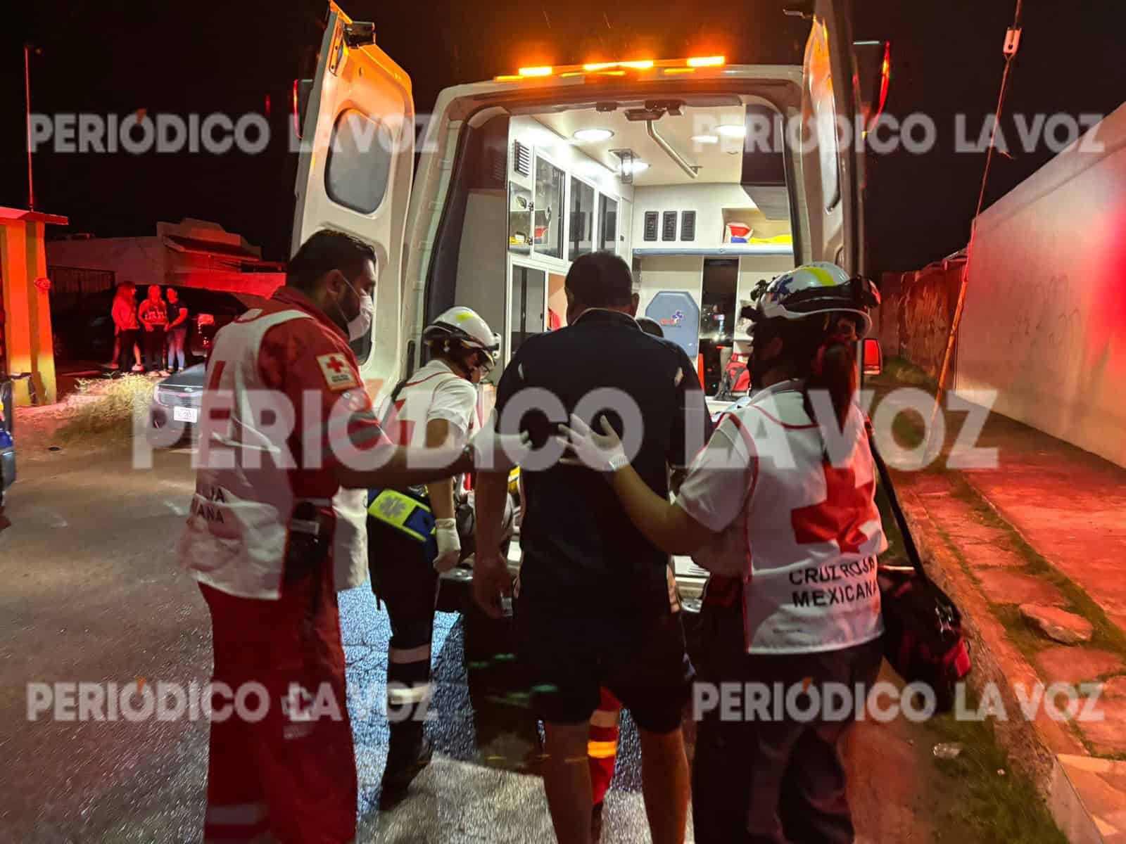 Paramédicos de la Cruz Roja atienden a víctima de agresión en Monclova