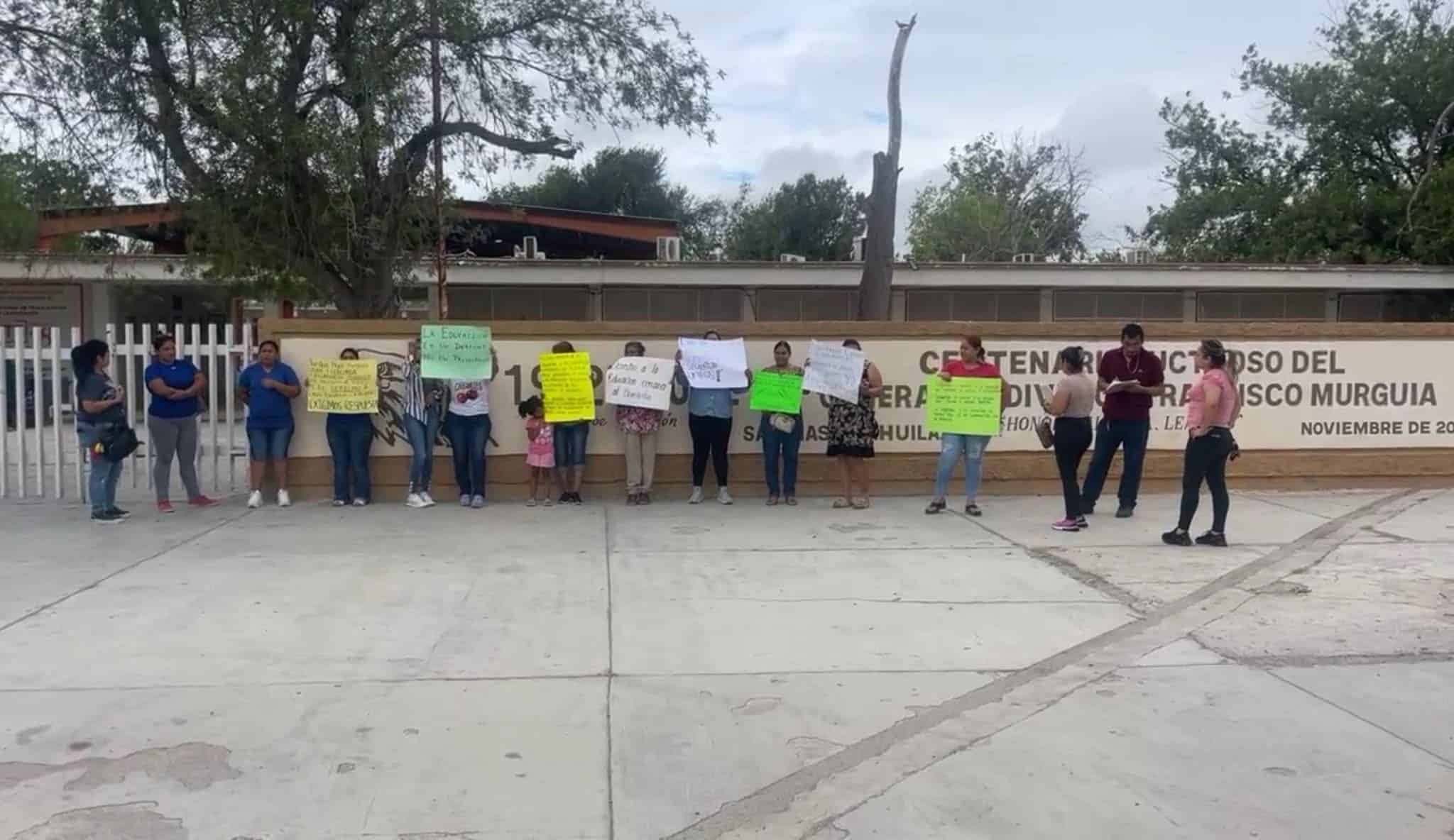 Manifestación pacífica en busca de asignación escolar en Sabinas
