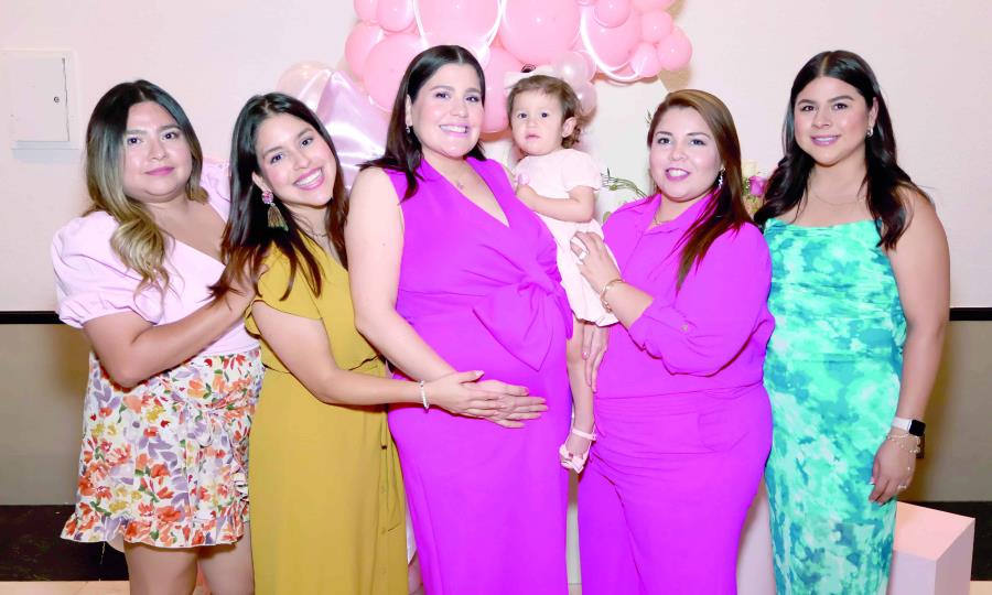Natalia Araiza es la protagonista en su celebración de baby shower