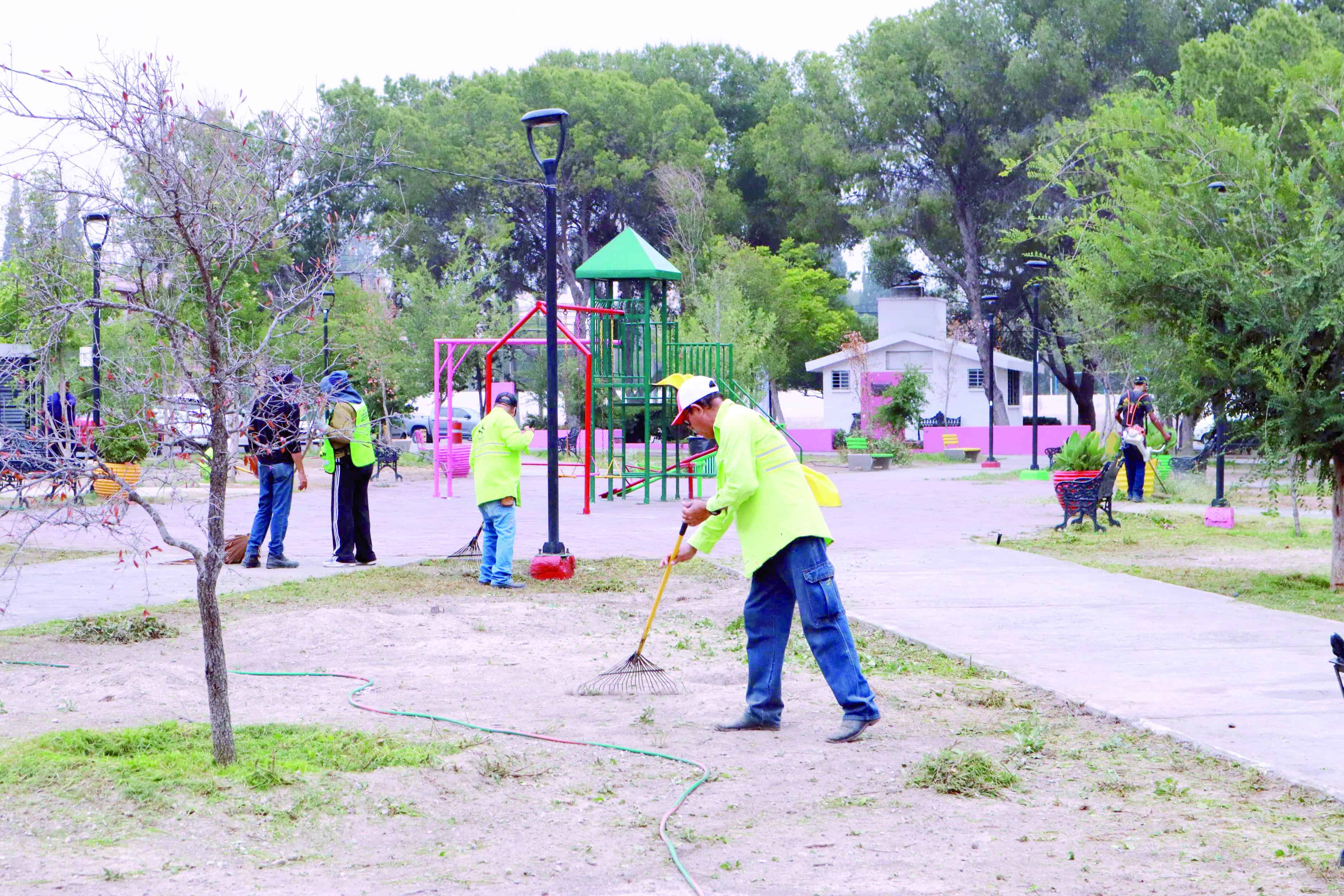Continúa rescate de plazas públicas