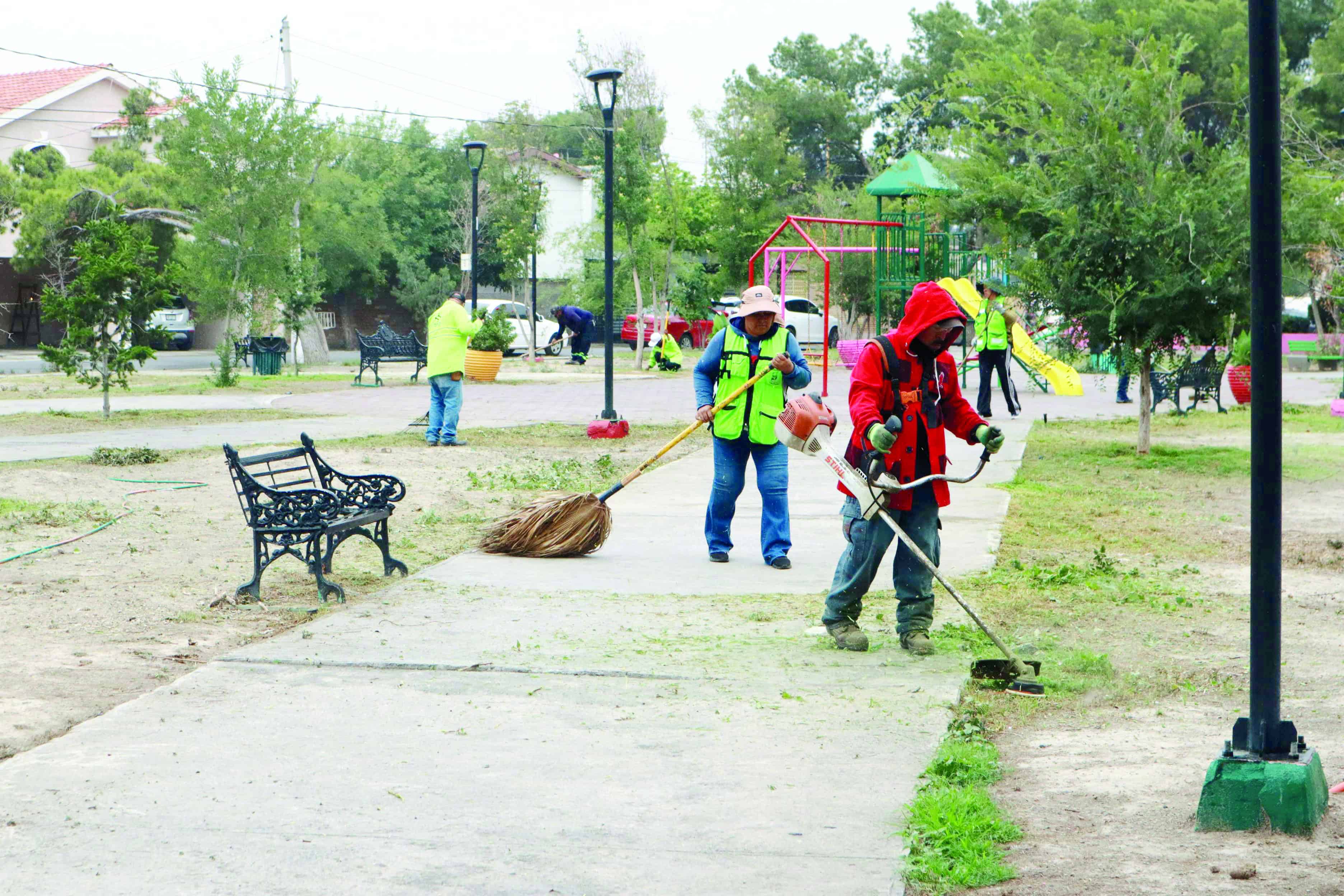 Continúa rescate de plazas públicas