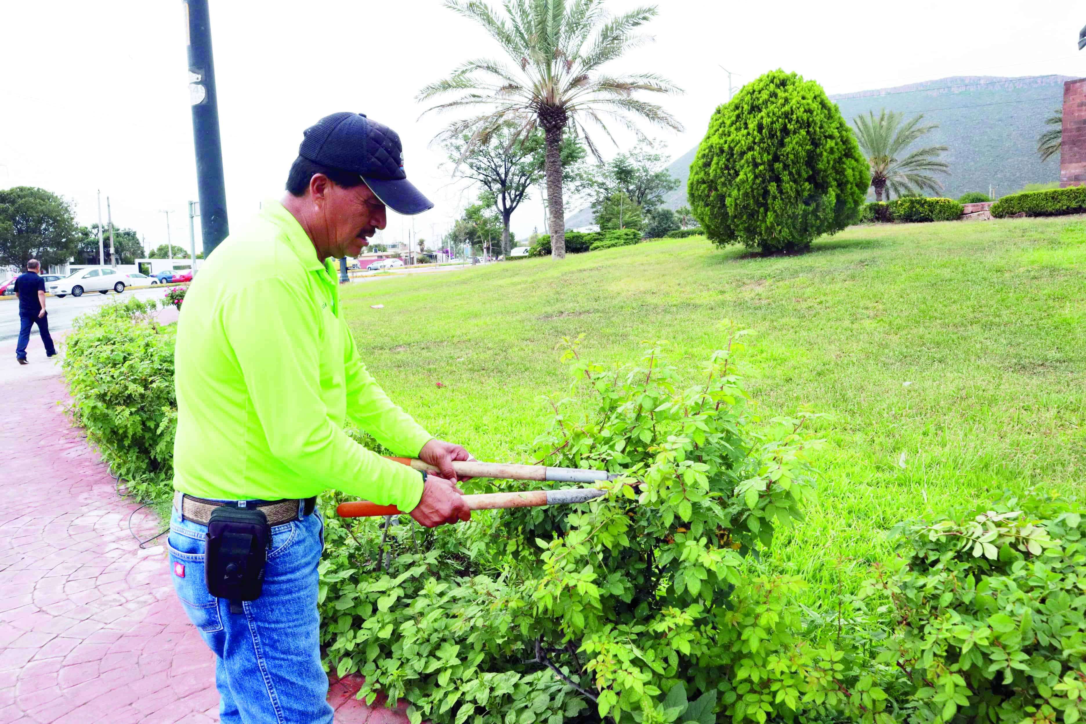 Continúa rescate de plazas públicas
