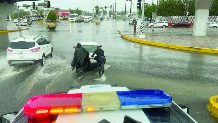 Brinda Policía Saltillo apoyo durante lluvias