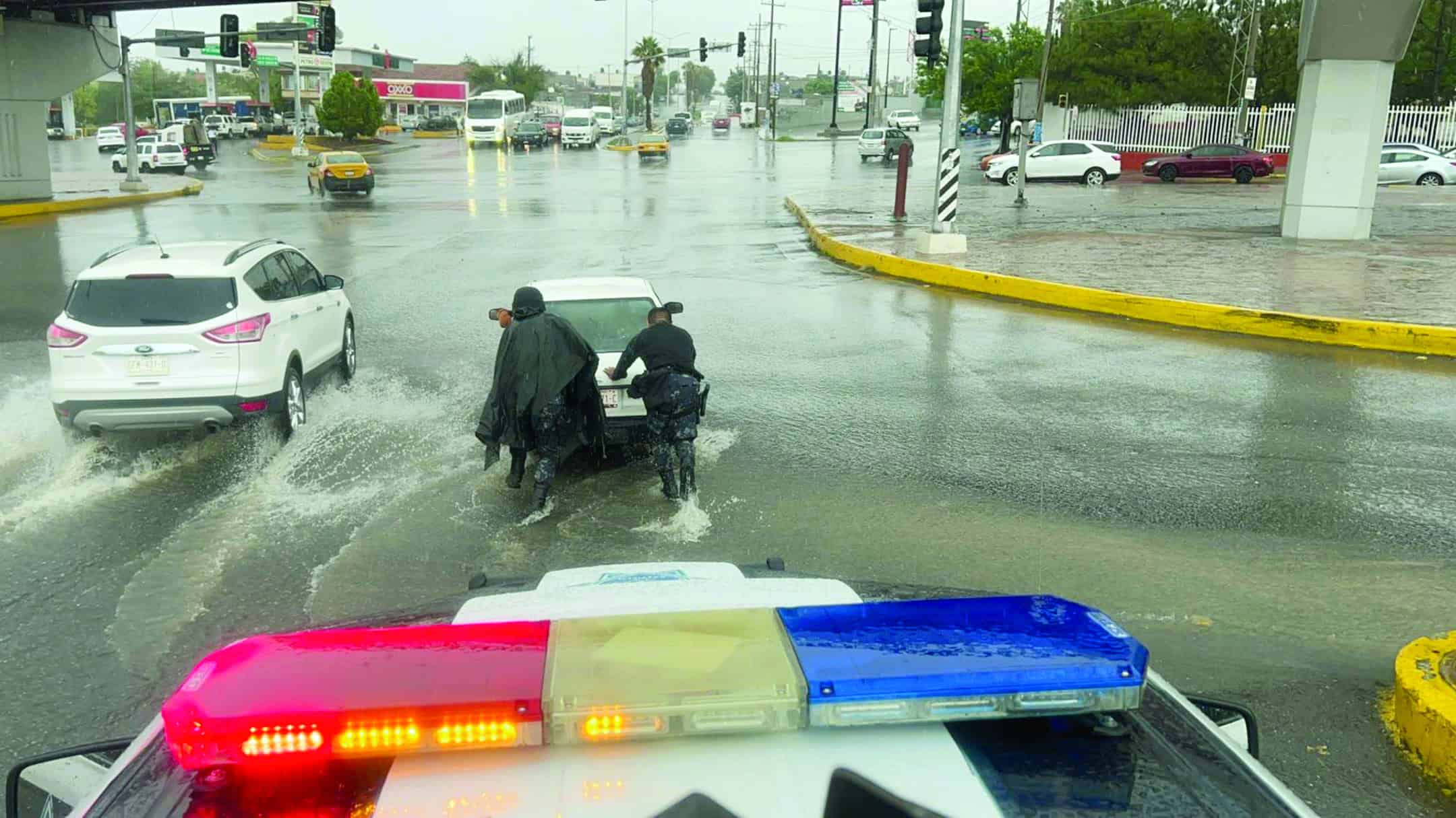 Brinda Policía Saltillo apoyo durante lluvias