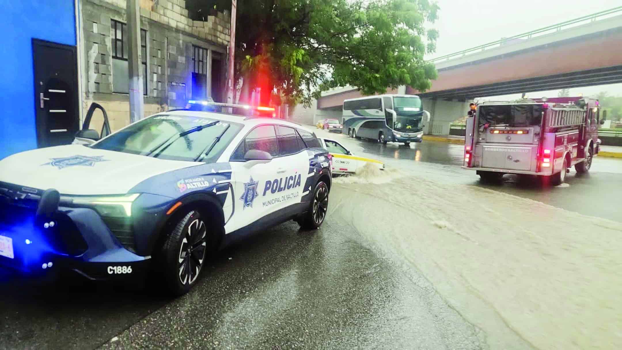 Brinda Policía Saltillo apoyo durante lluvias