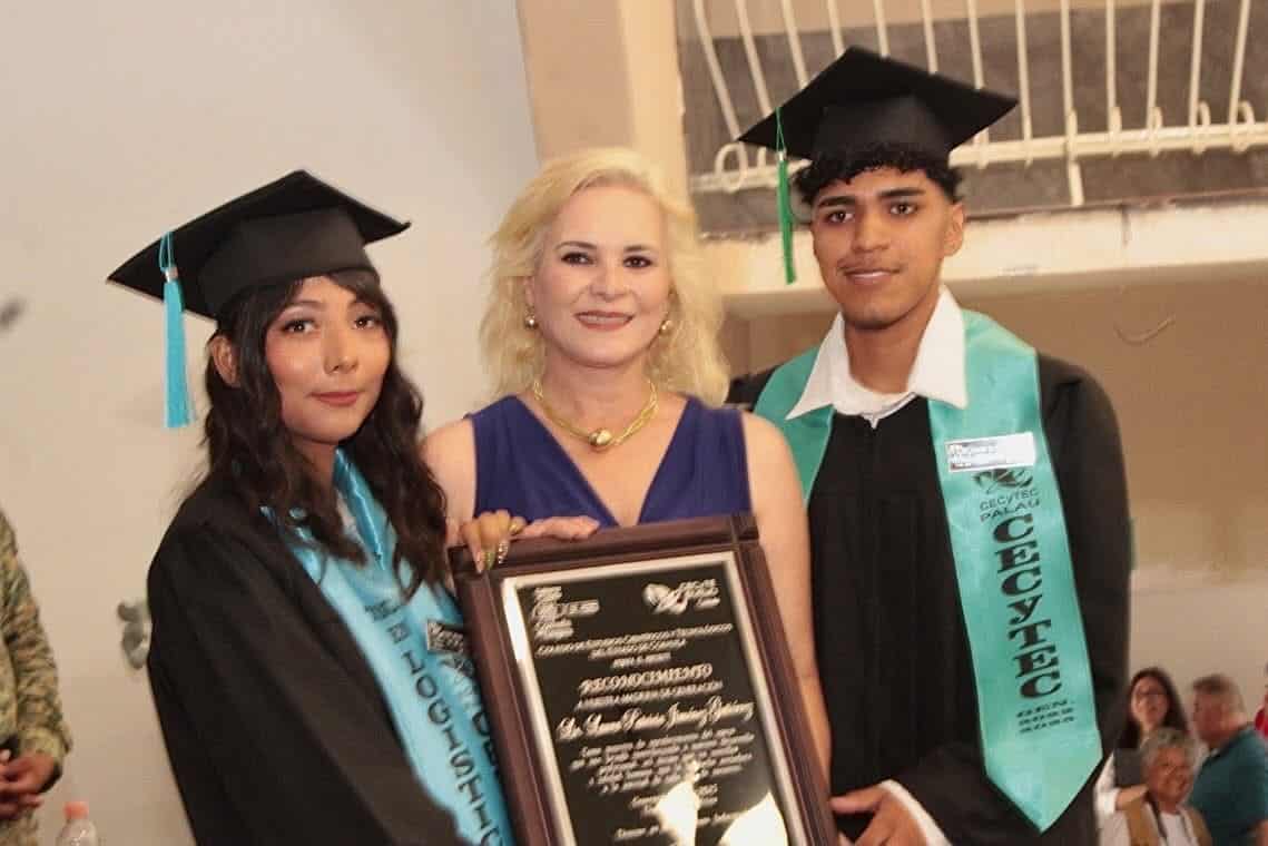 Laura Jiménez Gutiérrez apadrina graduación del CECyTEC en Múzquiz