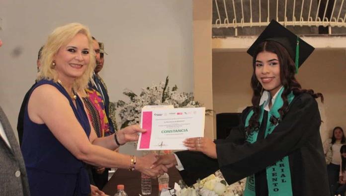 Laura Jiménez Gutiérrez apadrina graduación del CECyTEC en Múzquiz