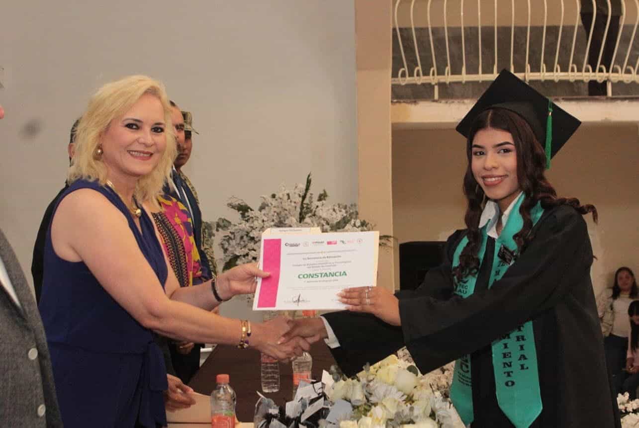 Laura Jiménez Gutiérrez apadrina graduación del CECyTEC en Múzquiz