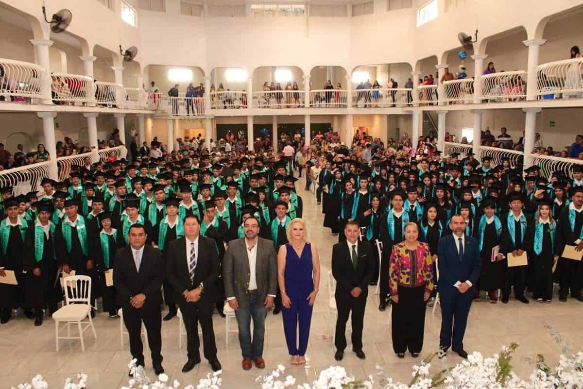 Laura Jiménez Gutiérrez apadrina graduación del CECyTEC en Múzquiz