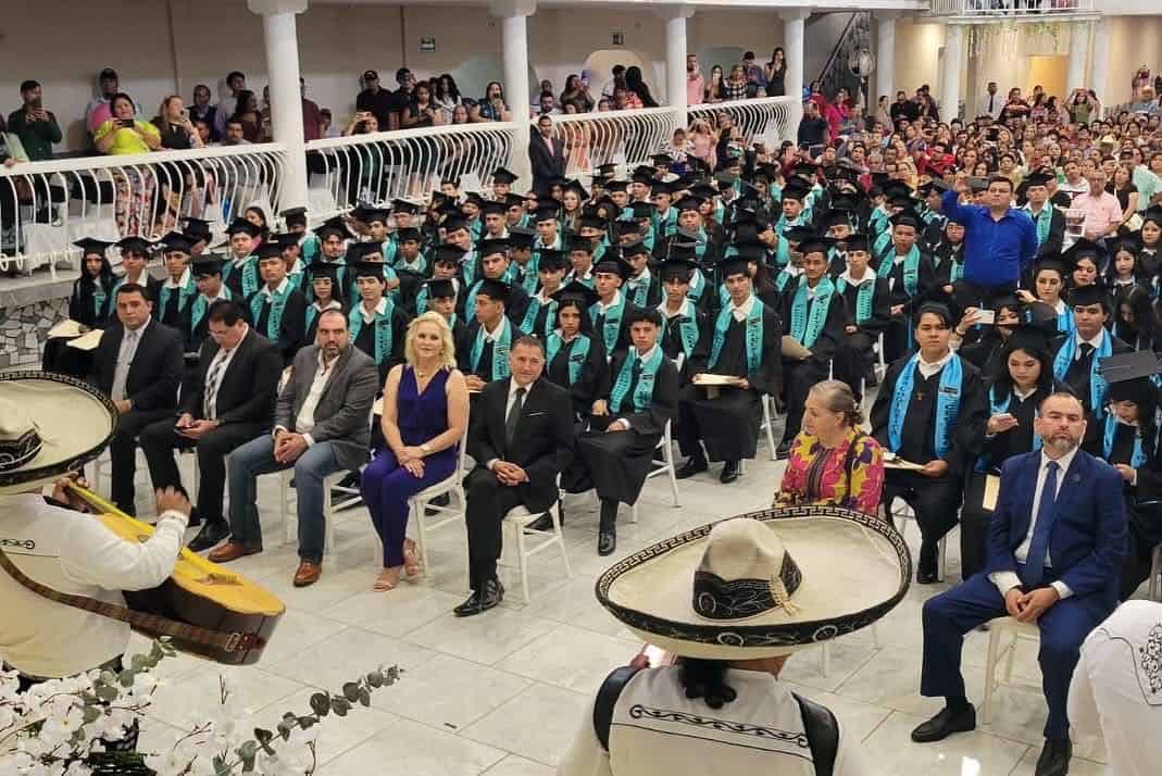 Laura Jiménez Gutiérrez apadrina graduación del CECyTEC en Múzquiz