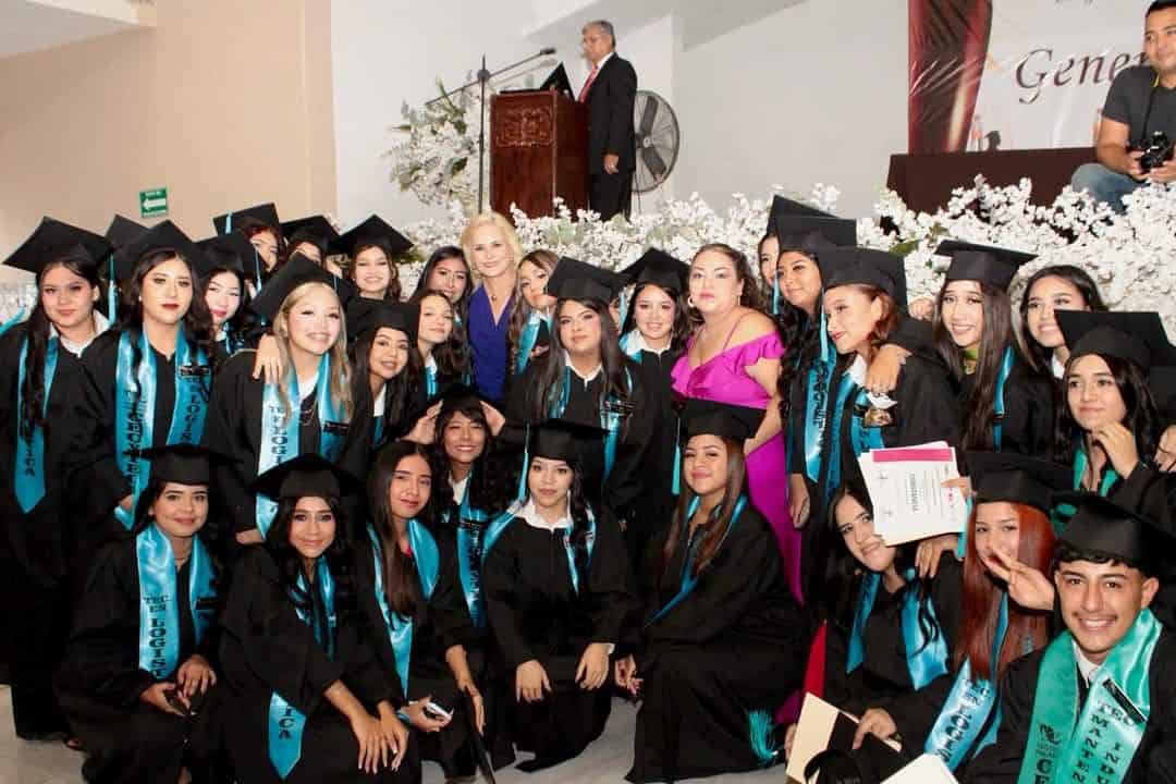 Laura Jiménez Gutiérrez apadrina graduación del CECyTEC en Múzquiz