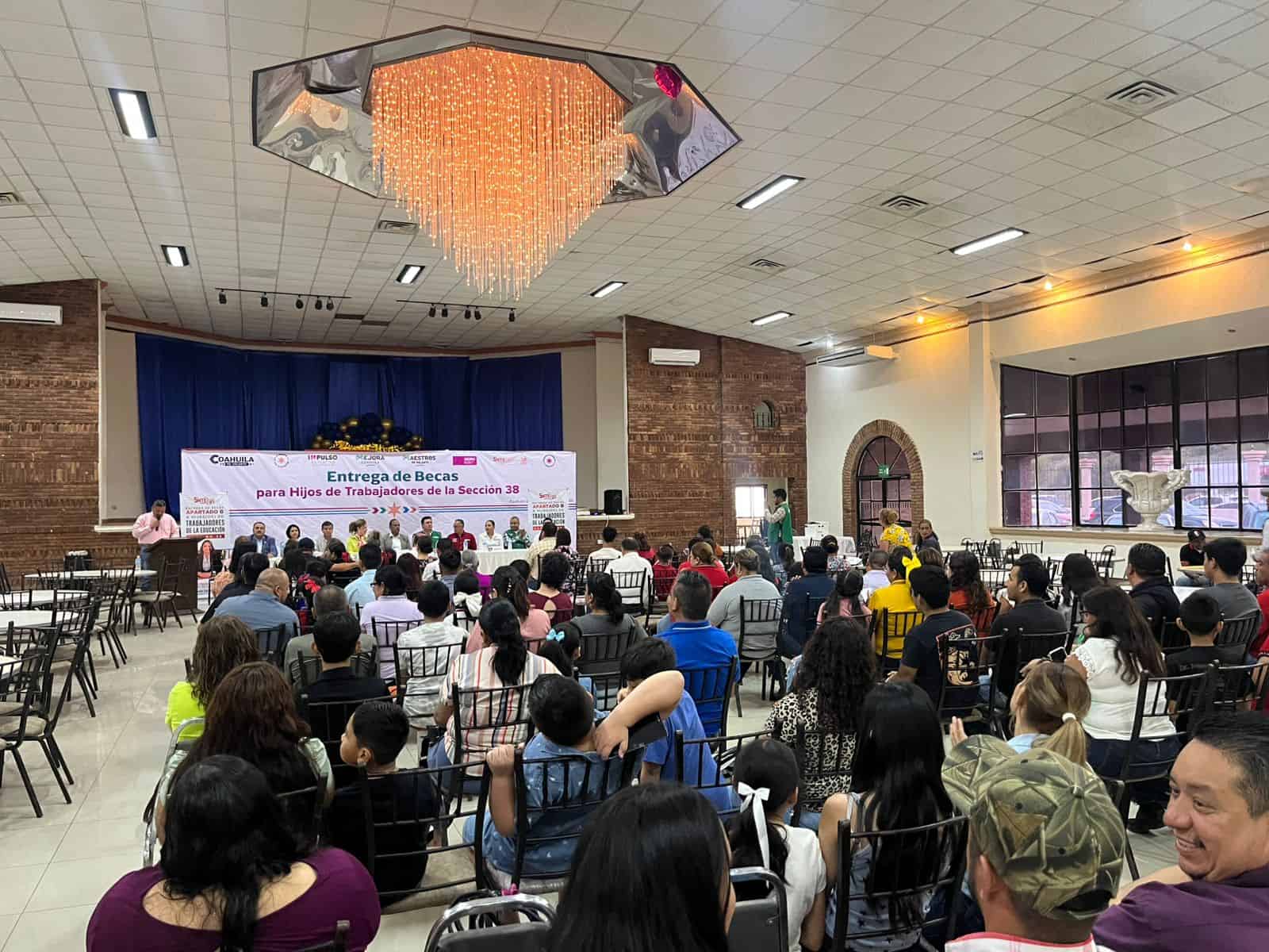 Entregan becas en Ciudad Acuña para hijos de trabajadores con buenos promedios