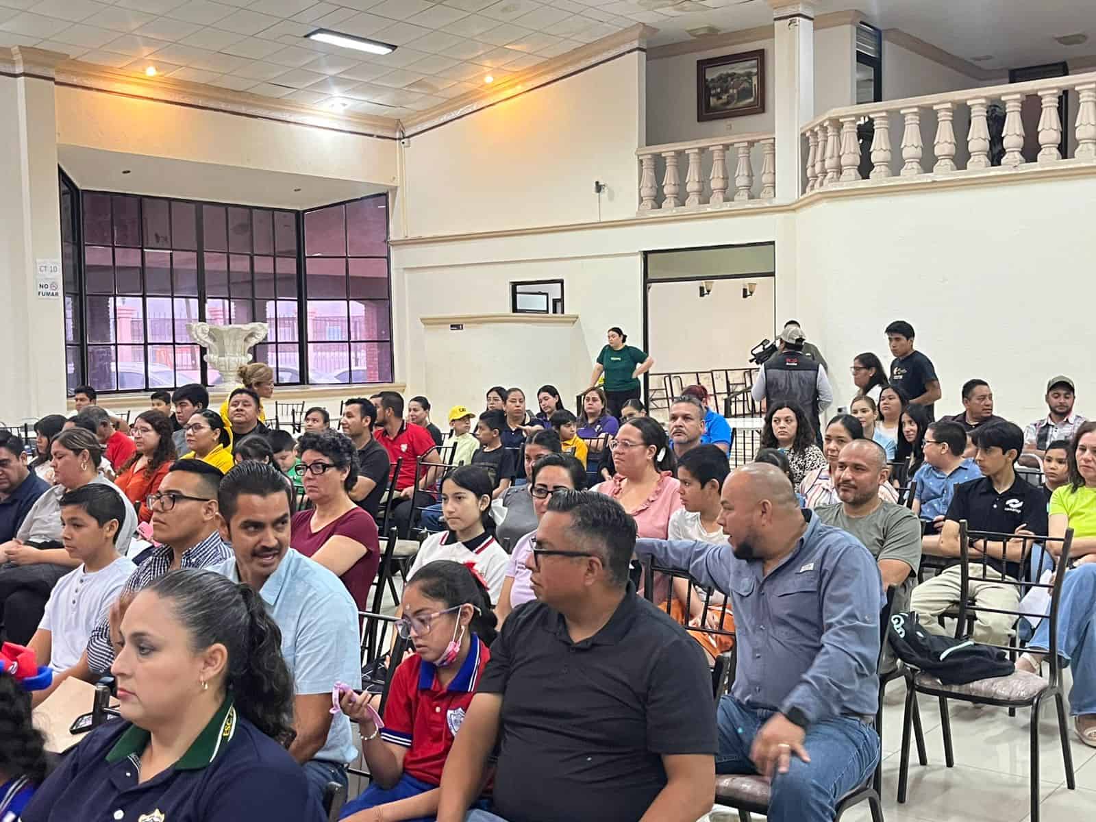 Entregan becas en Ciudad Acuña para hijos de trabajadores con buenos promedios
