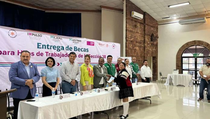 Entregan becas en Ciudad Acuña para hijos de trabajadores con buenos promedios
