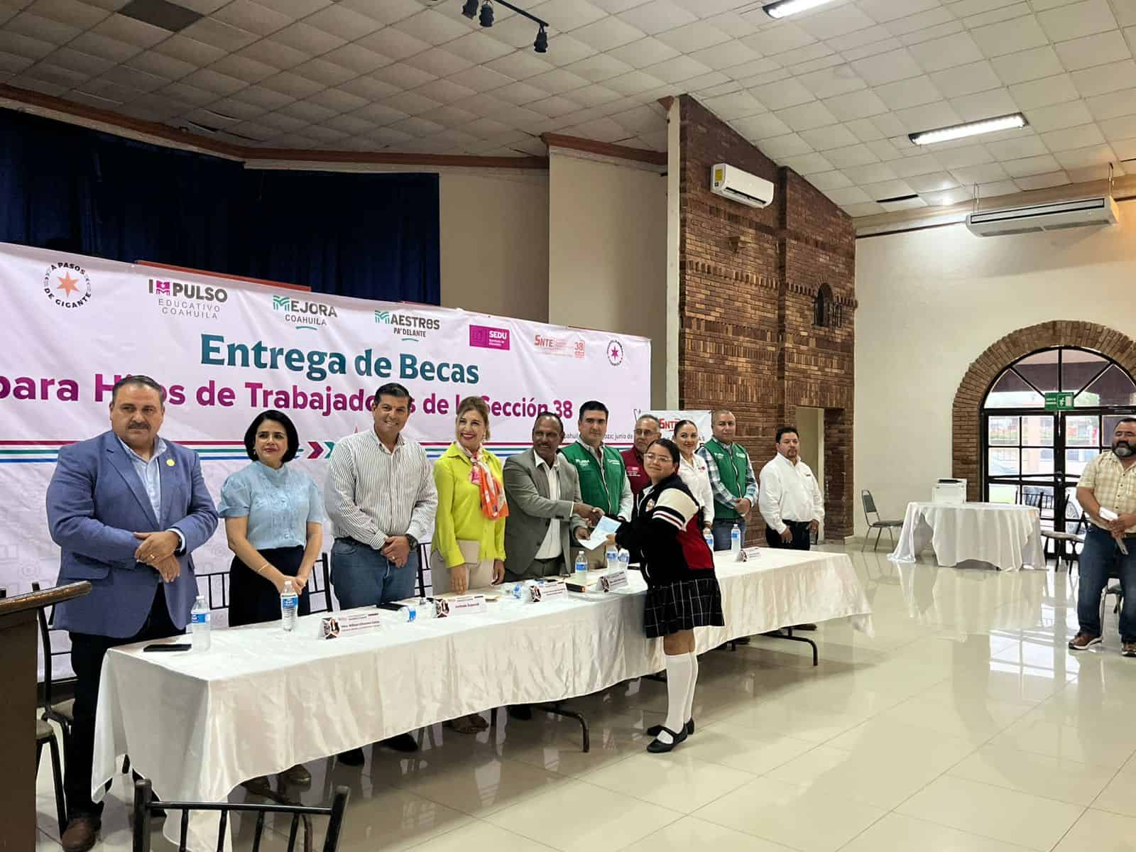 Entregan becas en Ciudad Acuña para hijos de trabajadores con buenos promedios