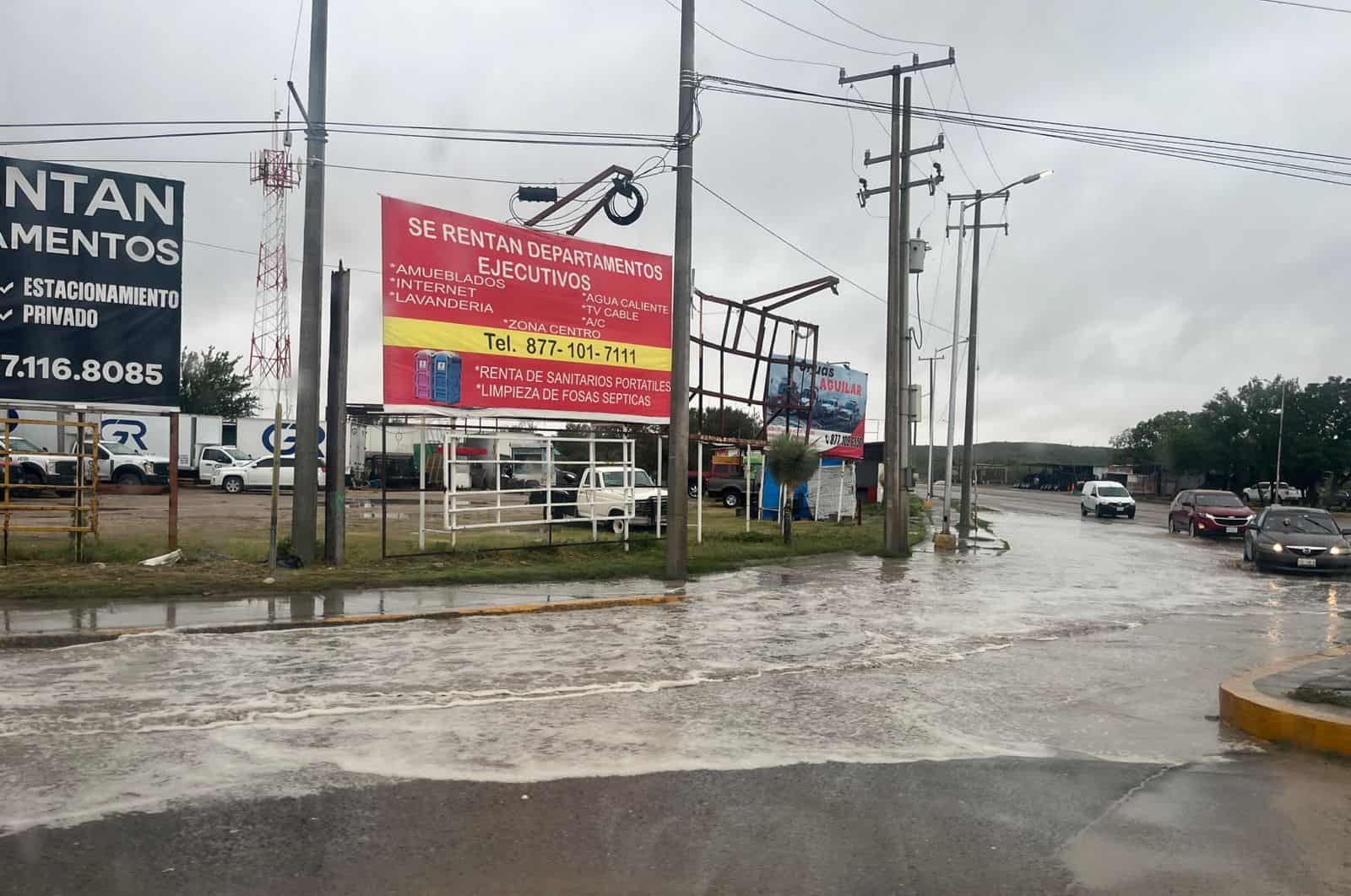 Lluvia constante deja acumulación de agua en calles de Ciudad Acuña