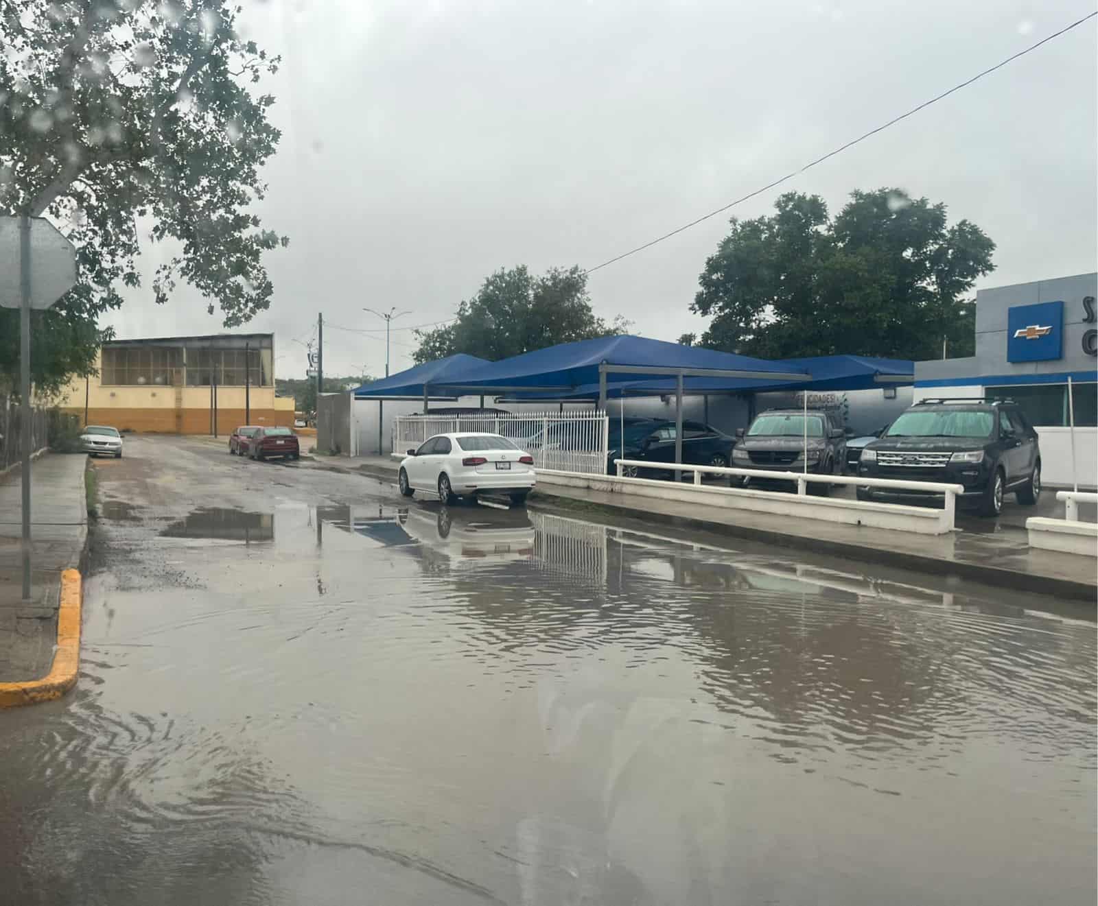 Lluvia constante deja acumulación de agua en calles de Ciudad Acuña