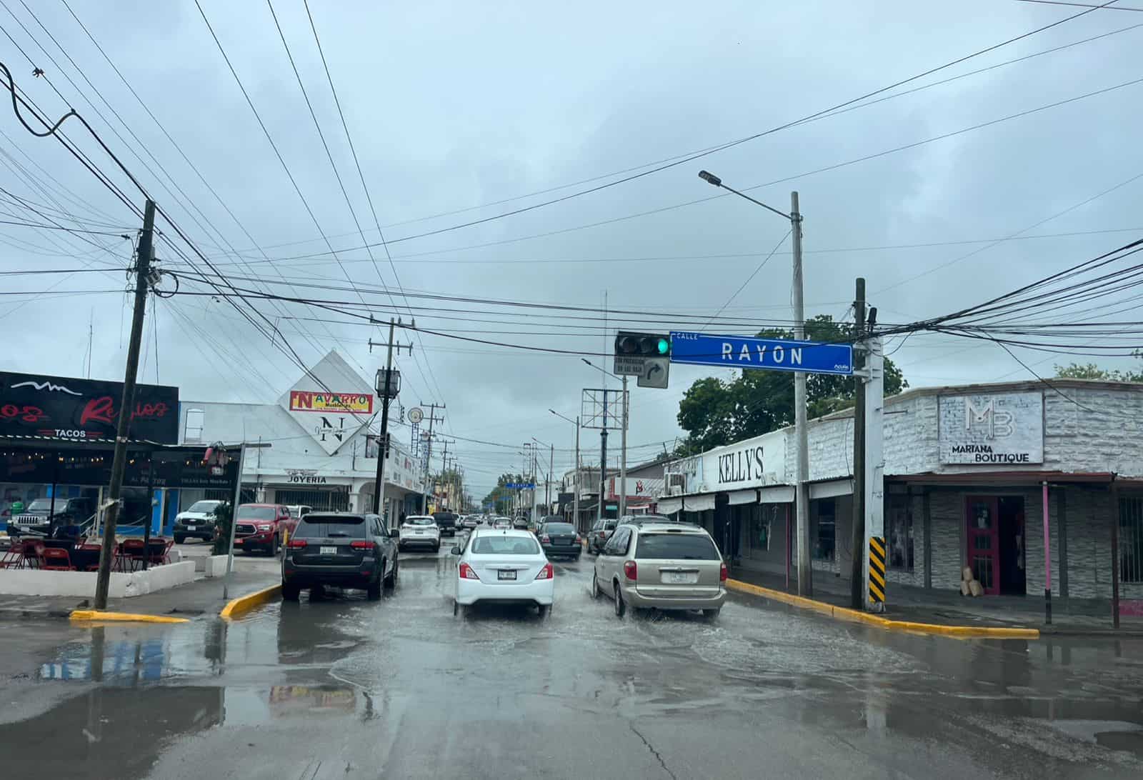 Lluvia constante deja acumulación de agua en calles de Ciudad Acuña