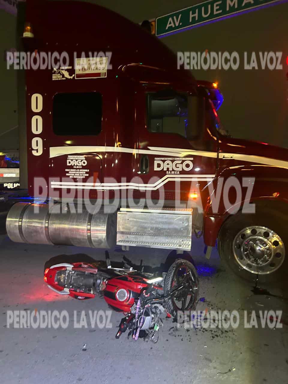 Operador de tráiler cierra paso a adolescente en accidente de doble plataforma