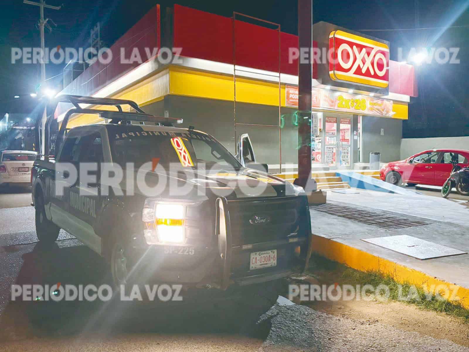 Delincuente amedrenta cajera con rifle de gotcha en tienda de Hipódromo