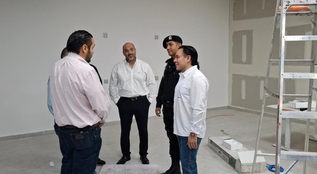 Carlos Villarreal supervisa avances en el Centro de Comando y Control de Monclova
