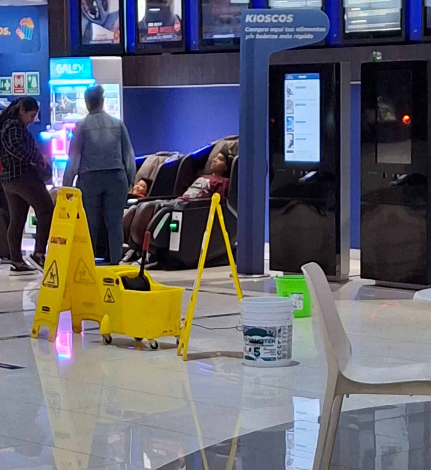 Deficiencias en infraestructura del centro comercial Mall Paseo Monclova