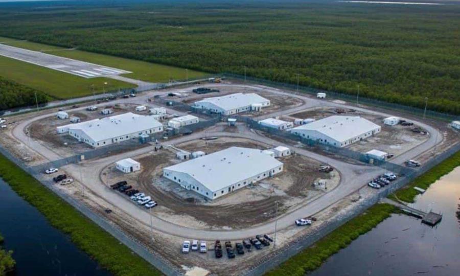 Llegan migrantes a la polémica prisión Alligator Alcatraz en Florida