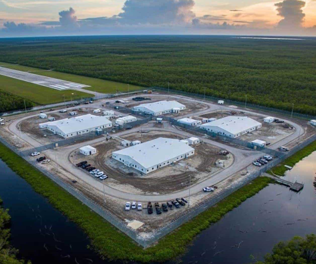 Llegan migrantes a la polémica prisión Alligator Alcatraz en Florida