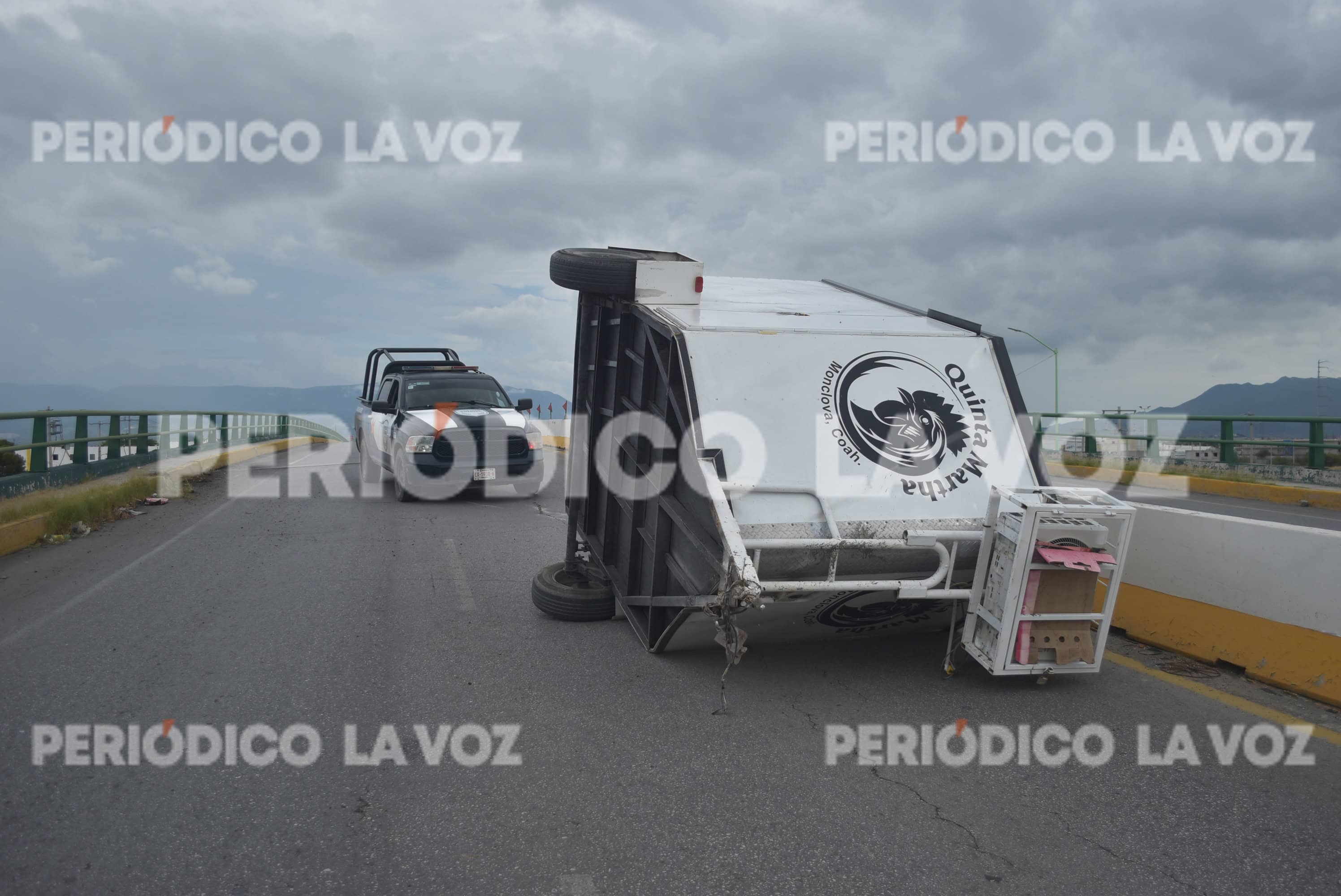 Traila cargada con jaulas para gallos vuelca en carretera federal 30