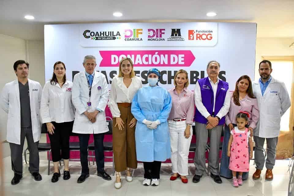 Fundación RCG dona batas quirúrgicas al DIF Monclova para mejorar atención médica