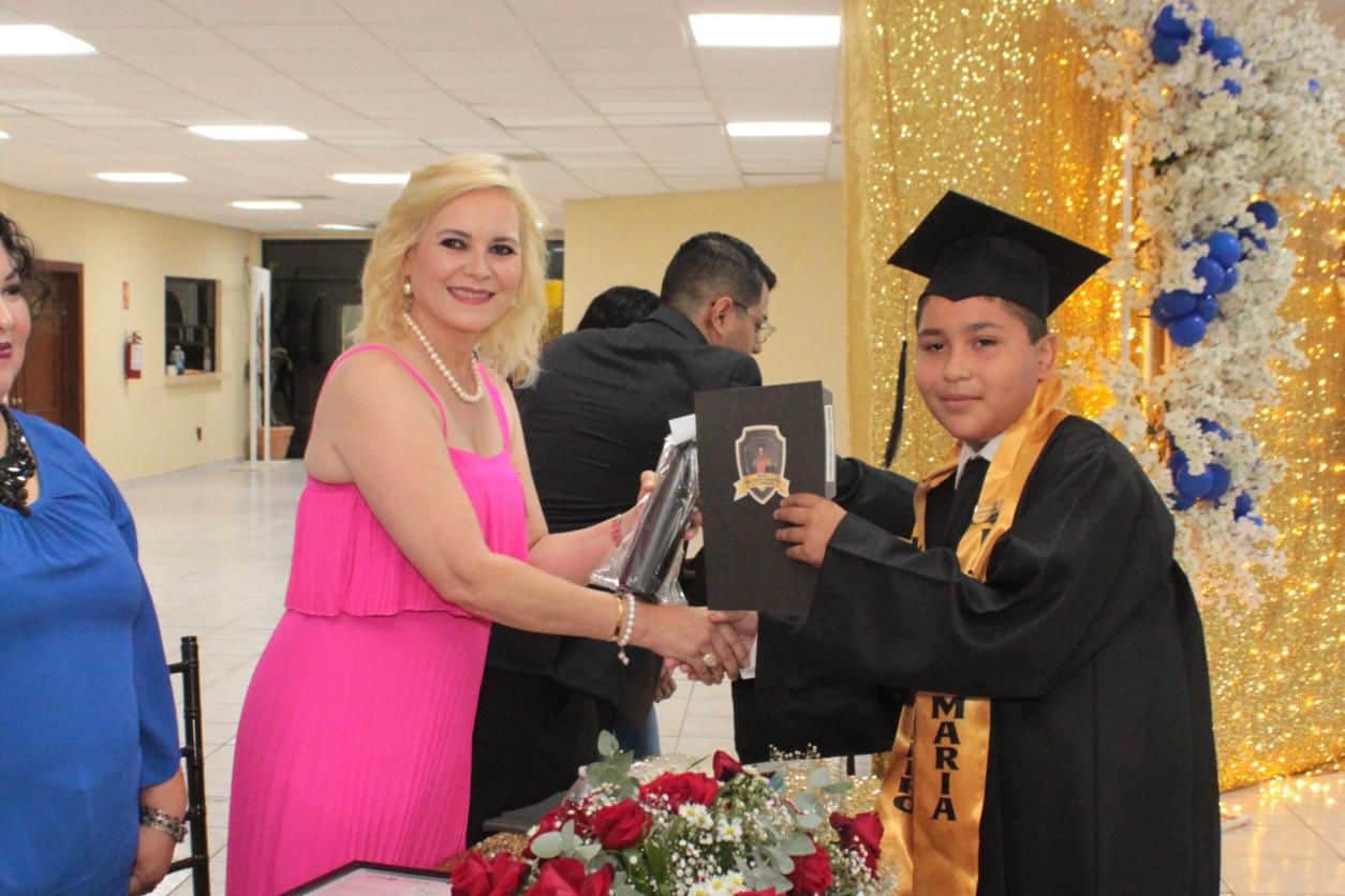 Alcaldesa Laura Jiménez es Madrina de Generación en Clausura de Escuela Primaria