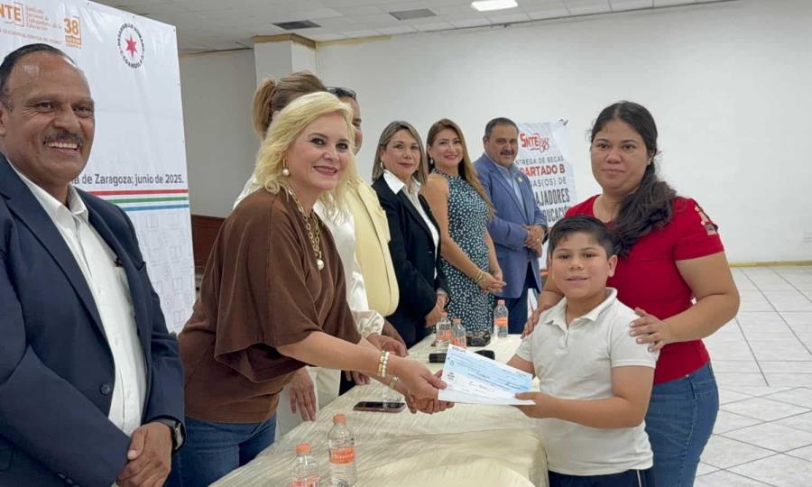 Entregan becas a hijos e hijas De docentes de la Sección 38