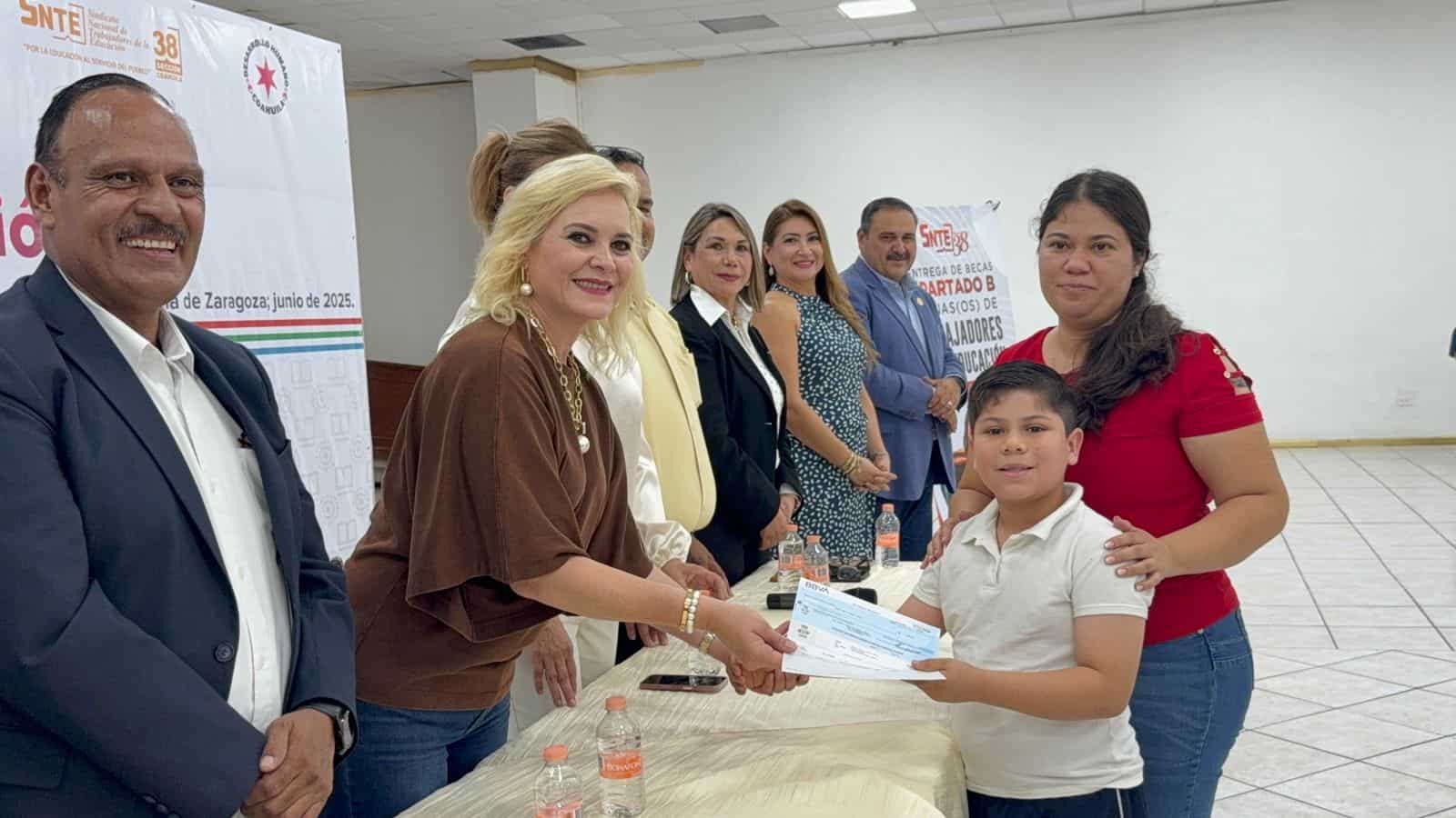 Entregan becas a hijos e hijas De docentes de la Sección 38