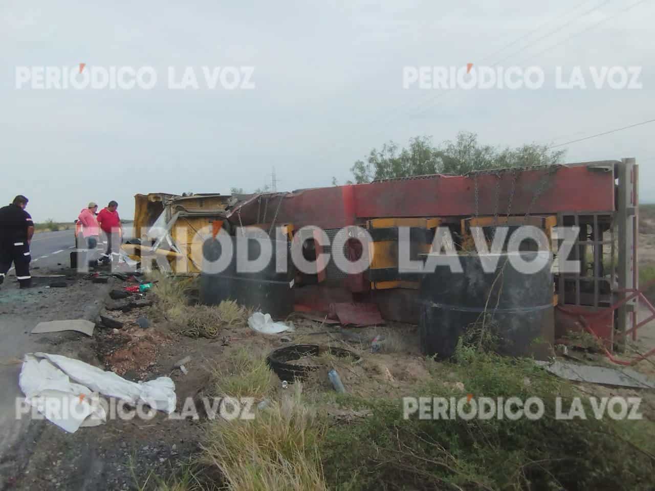 Se queda dormido  y vuelca trailero