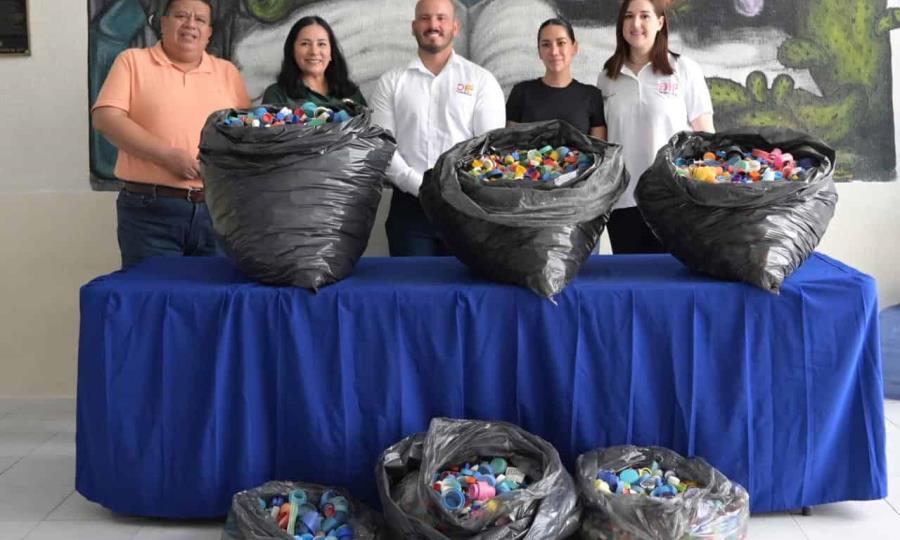 Compromiso social: Tecnológico de Monclova entrega donación de tapitas de plástico para cáncer infantil