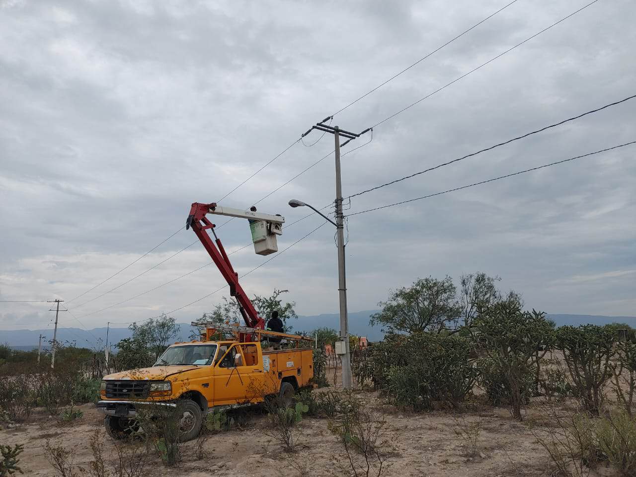 Alcaldesa Yesica Sifuentes Zamora supervisa cambio de luminarias en Ejido Presa Rodríguez