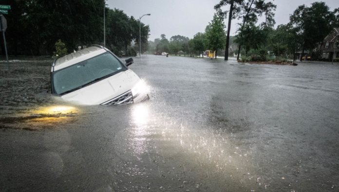 Texas bajo el agua: Inundaciones cobran 13 vidas y deja más de 20 menores desaparecidos