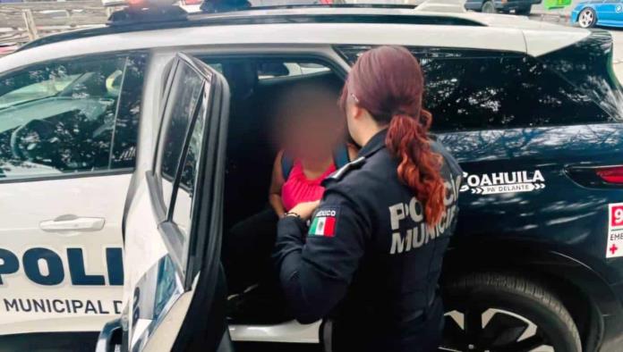Evitan policías tragedia en un puente peatonal 