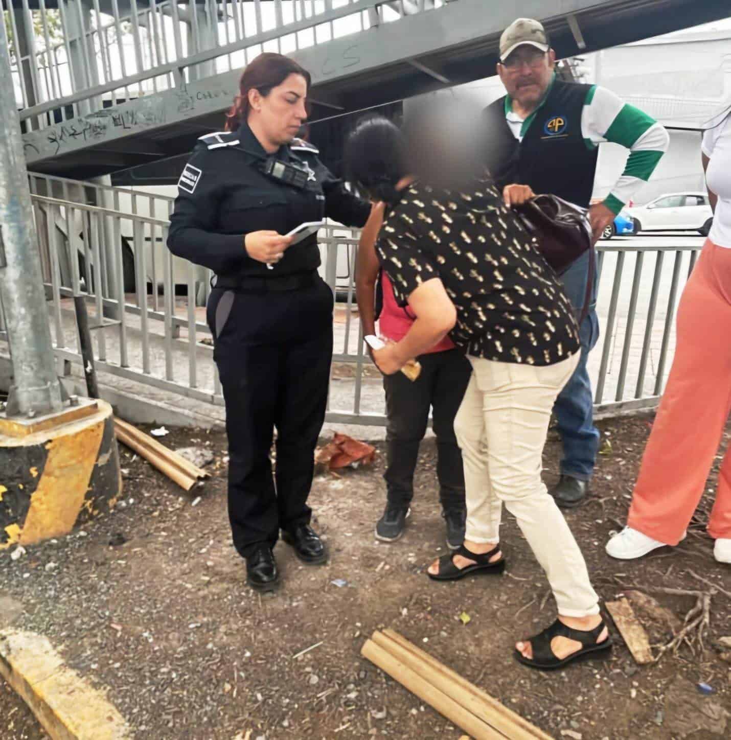 Evitan policías tragedia en un puente peatonal 