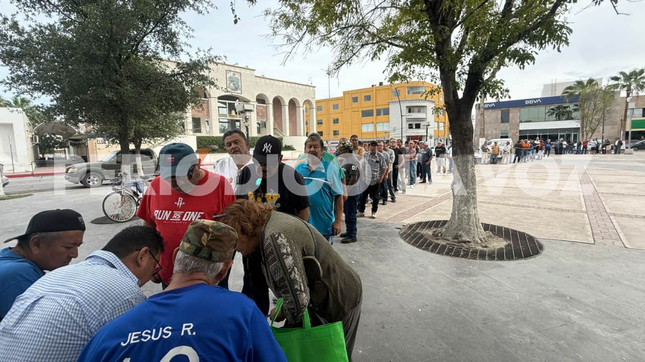 Larga fila de extrabajadores de AHMSA en busca de certidumbre sobre su liquidación