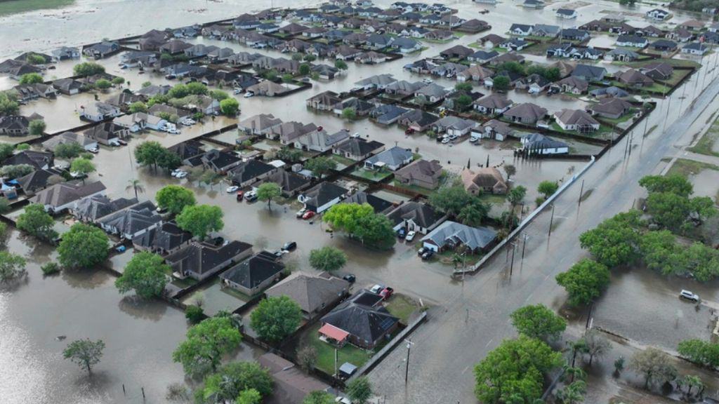 Texas bajo el agua: Inundaciones cobran 13 vidas y deja más de 20 menores desaparecidos