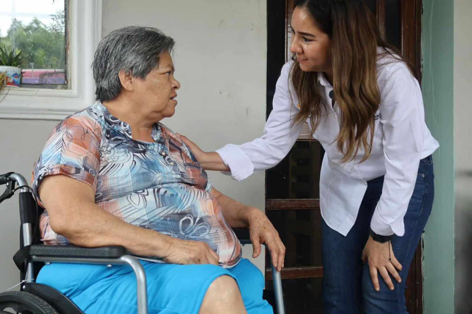 Karina Yanet Ríos Ornelas entrega sillas de ruedas a personas vulnerables en San Juan de Sabinas