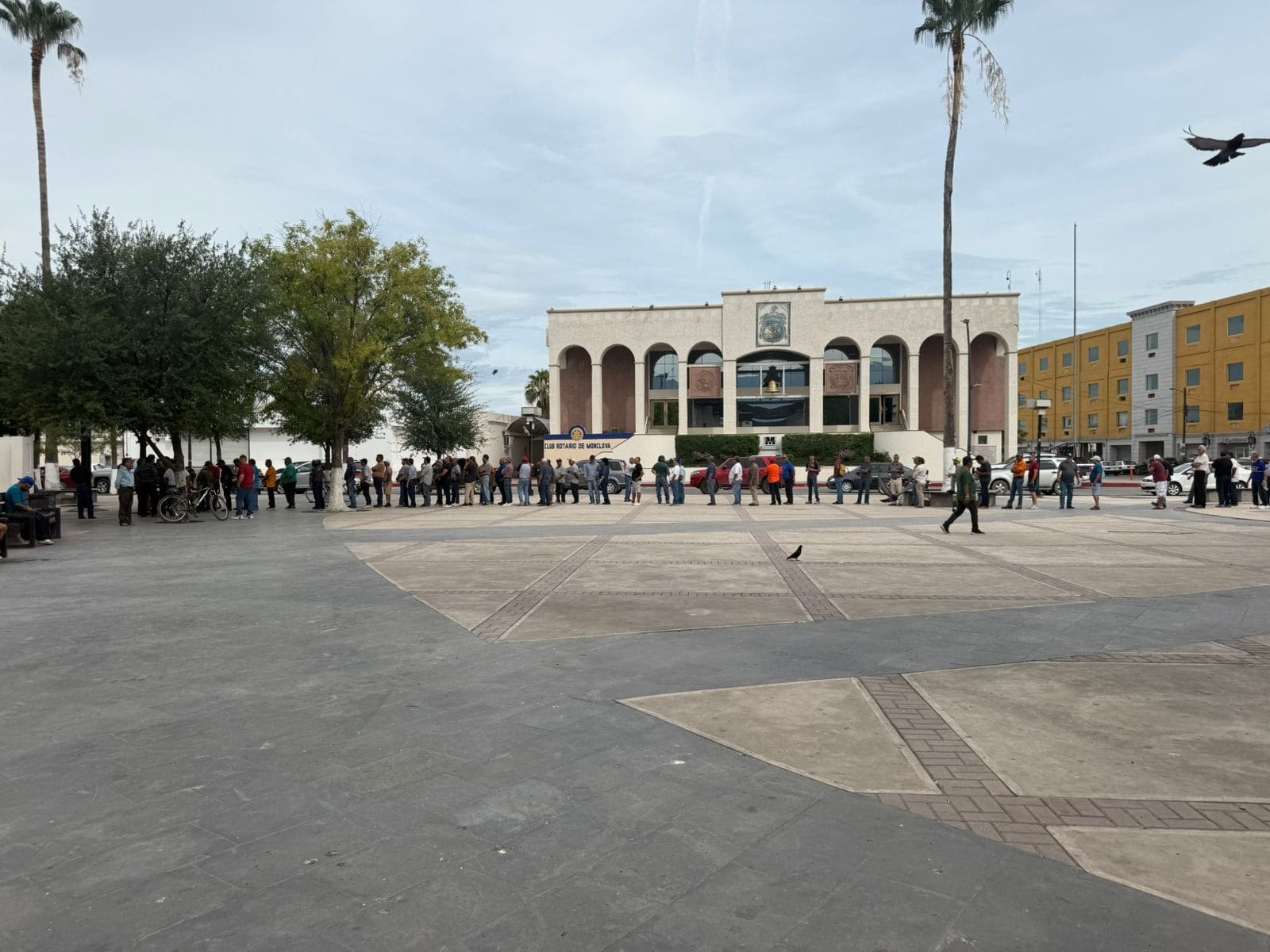 Viudas de obreros de AHMSA enfrentan malos tratos al acudir a verificar listas de liquidación