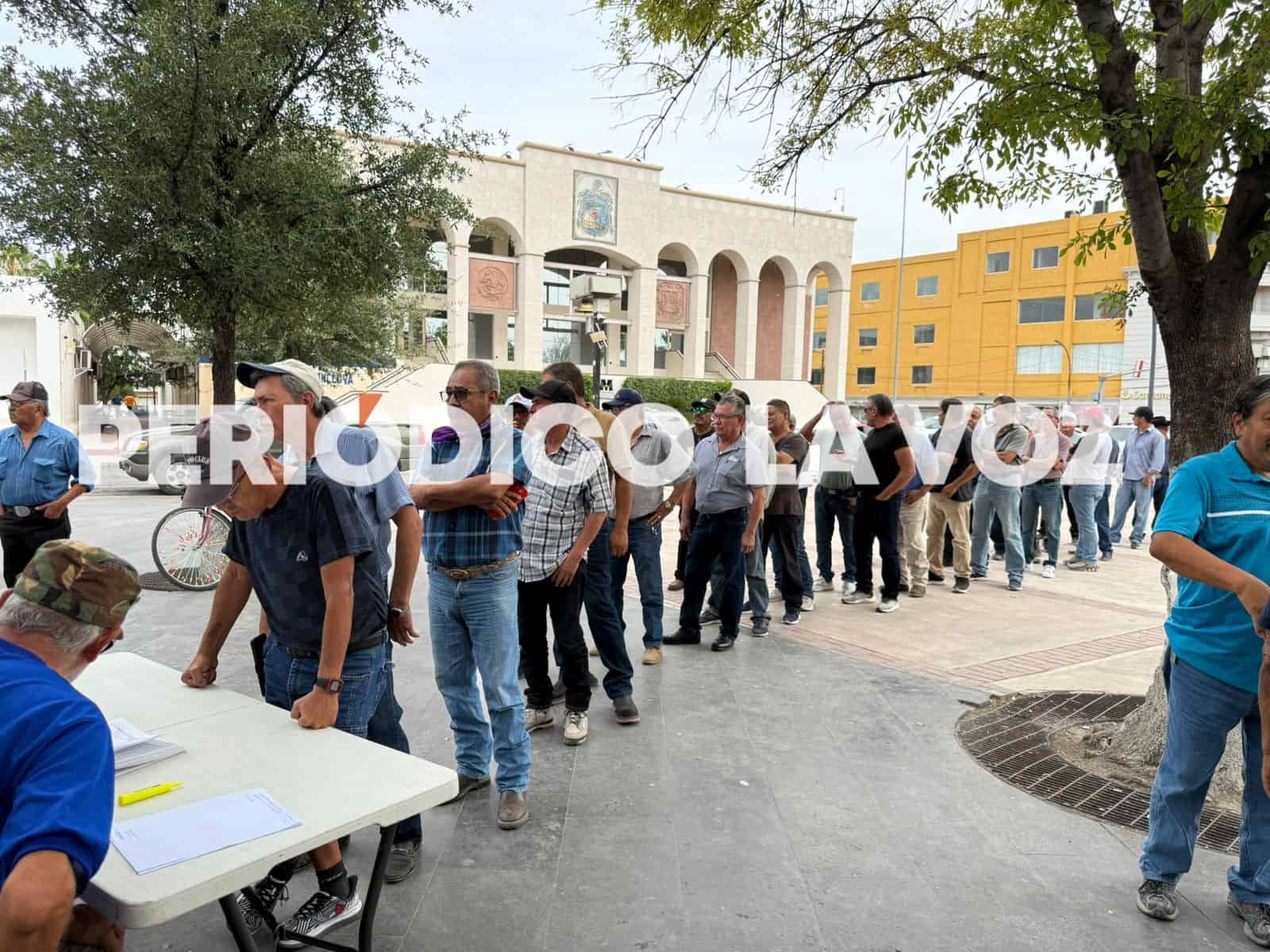 Larga fila de extrabajadores de AHMSA en busca de certidumbre sobre su liquidación