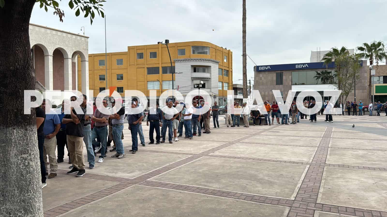 Larga fila de extrabajadores de AHMSA en busca de certidumbre sobre su liquidación